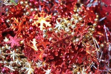 Parlak Noel oyuncağı ve parlak boncuklar Yeni Yıl ladin manzarasını süslüyor