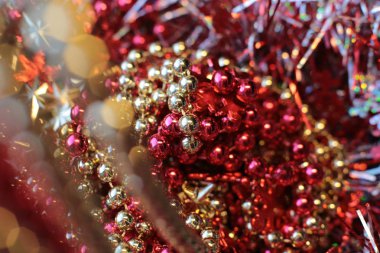 Parlak Noel oyuncağı ve parlak boncuklar Yeni Yıl ladin manzarasını süslüyor