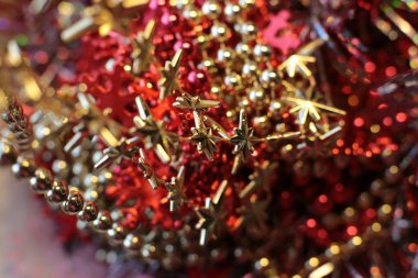 Parlak Noel oyuncağı ve parlak boncuklar Yeni Yıl ladin manzarasını süslüyor