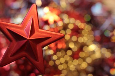 Parlak Noel oyuncağı ve parlak boncuklar Yeni Yıl ladin manzarasını süslüyor