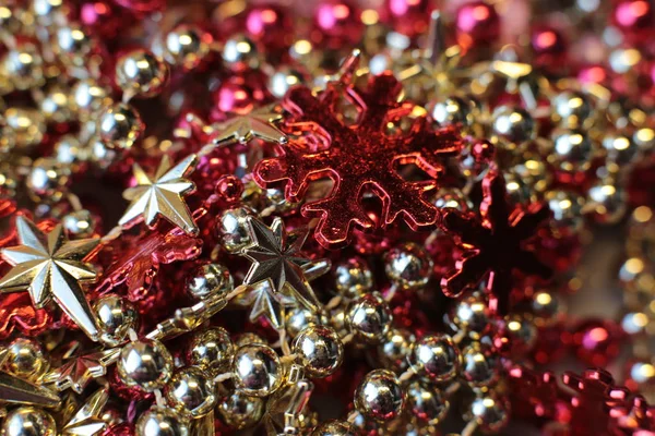Csillogó Karácsonyi Fényes Játék Fényes Gyöngyök Díszítik Újévi Lucfenyő Makró — Stock Fotó