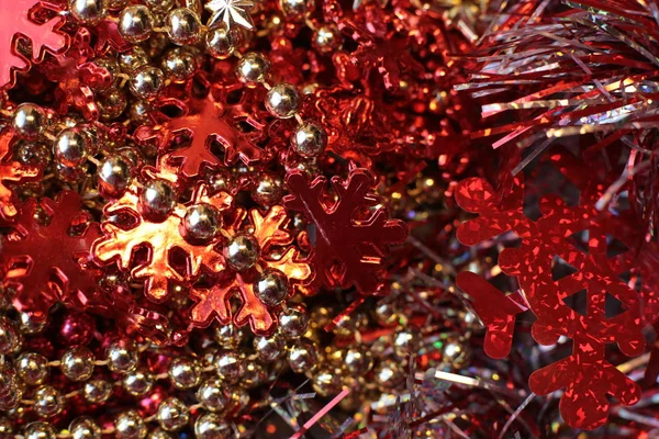 Zářící Vánoční Lesklé Hračky Světlé Korálky Zdobí Novoroční Smrk Makro — Stock fotografie