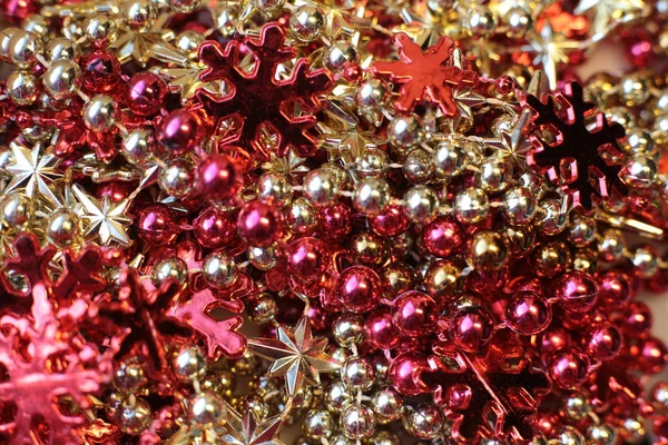新年闪烁着晶莹的珠子 圣诞节生机勃勃的装饰细节宏观光彩夺目 — 图库照片