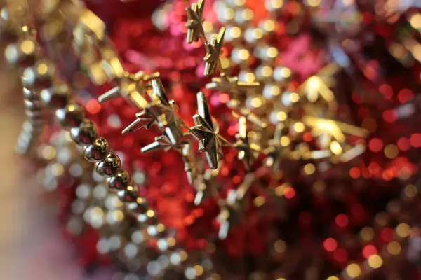 圣诞灯火通明的玩具和明亮的珠子装饰着新年美景 — 图库照片