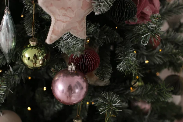 Διακοσμητικό Χριστουγεννιάτικο Δέντρο Μακροεντολή Φωτογραφία Λαμπερό Φόντο — Φωτογραφία Αρχείου
