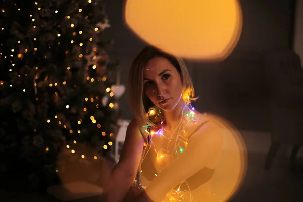 Ragazza Giocosa Celebra Natale Smorfie Vicino All Albero Capodanno — Foto Stock