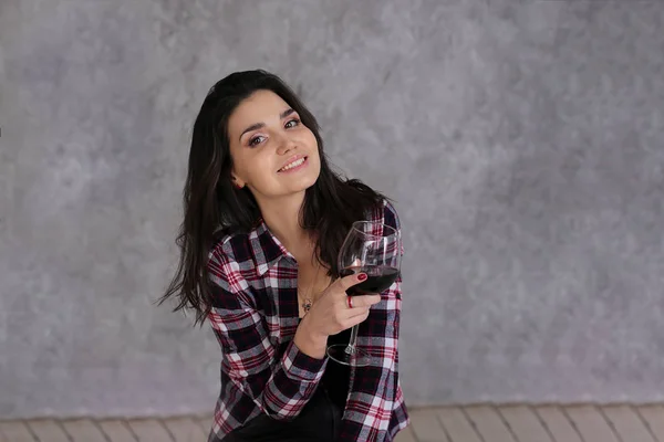 Hermosa Chica Delgada Con Pelo Corto Oscuro Una Camisa Cuadros — Foto de Stock