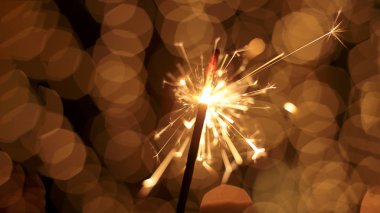 Şenlikli maytap ve bir sürü kıvılcım saçan makro fotoğraf arka planda Noel ve Yeni Yıl