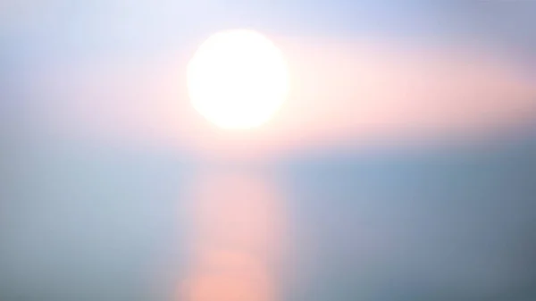 Denizde gün batımı Doğanın güzelliği şafak