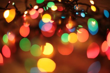 Yeni yıl çelengi farklı ışık renklerine bürünür