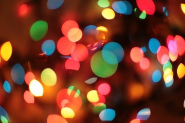 Yeni yıl çelengi farklı ışık renklerine bürünür