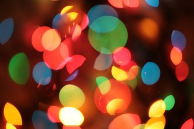 Yeni yıl çelengi farklı ışık renklerine bürünür