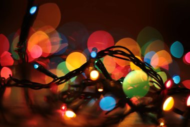 Çok renkli Garland Bokeh Noel arkaplanı