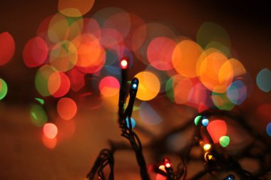 Çok renkli Garland Bokeh Noel arkaplanı