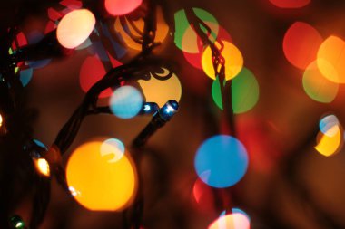 Çok renkli Garland Bokeh Noel arkaplanı
