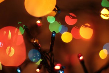 Çok renkli Garland Bokeh Noel arkaplanı