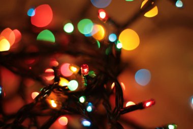 Çok renkli Garland Bokeh Noel arkaplanı