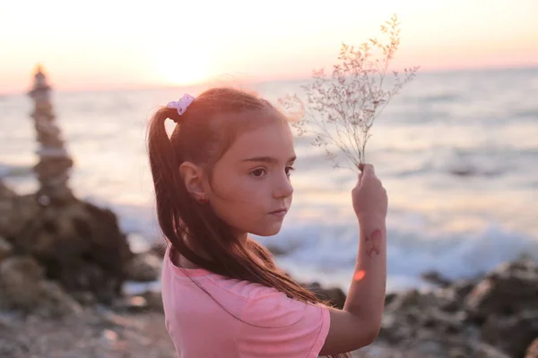 女孩的长发在夕阳西下的海边 美丽的自然黎明 — 图库照片