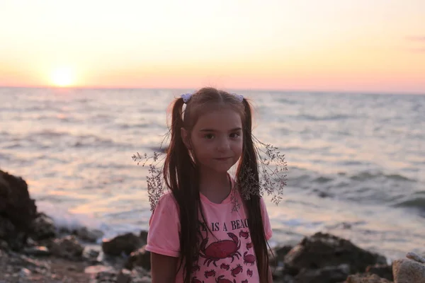 Menina Com Cabelos Longos Pôr Sol Junto Mar Beleza Natureza — Fotografia de Stock