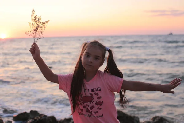 Flicka Med Långt Hår Vid Solnedgången Vid Havet Skönheten Naturen — Stockfoto