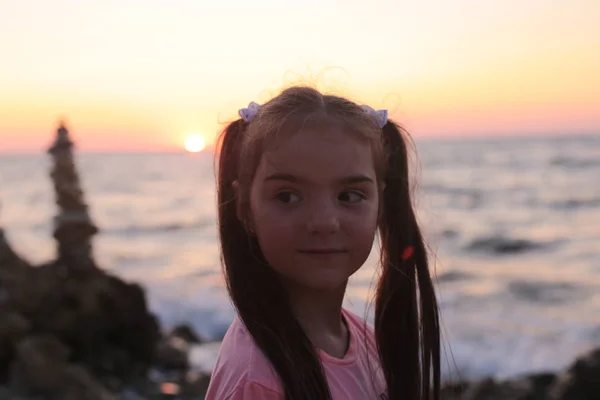 Κορίτσι Μακριά Μαλλιά Στο Ηλιοβασίλεμα Από Θάλασσα Ομορφιά Της Φύσης — Φωτογραφία Αρχείου