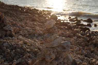 Gün batımında taşların dengesi deniz kenarında Şafağın doğasının güzelliği