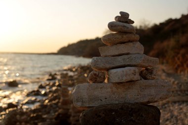 Gün batımında taşların dengesi deniz kenarında Şafağın doğasının güzelliği