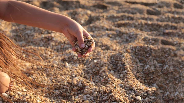 Дівчина Березі Моря Грає Піском Галькою Красу Природи — стокове фото