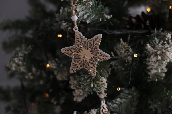 Juguete Decorativo Árbol Navidad Macro Foto Brillante Fondo Perlas Redondas —  Fotos de Stock