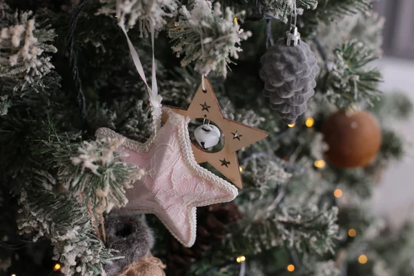 Juguete Decorativo Árbol Navidad Macro Foto Brillante Fondo Perlas Redondas — Foto de Stock