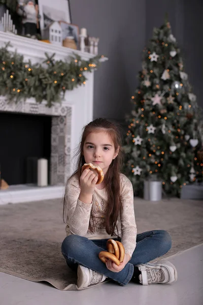 Hermosa Chica Con Pelo Largo Oscuro Está Jugando Con Galletas — Foto de Stock