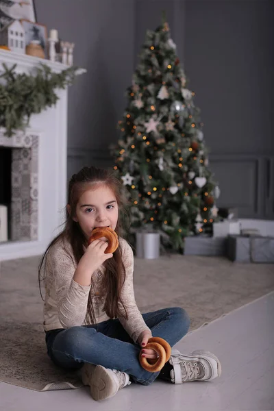 Hermosa Chica Con Pelo Largo Oscuro Está Jugando Con Galletas — Foto de Stock