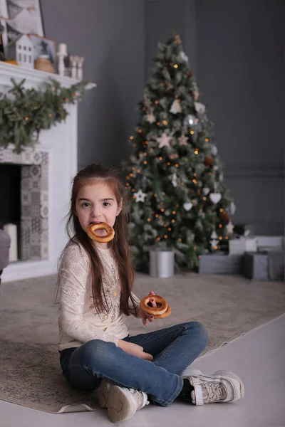 Hermosa Chica Con Pelo Largo Oscuro Está Jugando Con Galletas — Foto de Stock