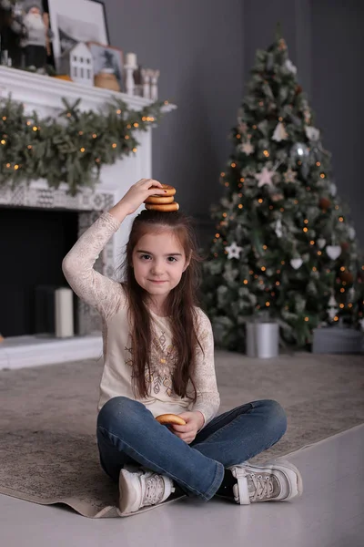 Chica Feliz Con Pelo Largo Suelto Rubio Árbol Año Nuevo — Foto de Stock