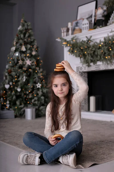 Chica Feliz Con Pelo Largo Suelto Rubio Árbol Año Nuevo — Foto de Stock