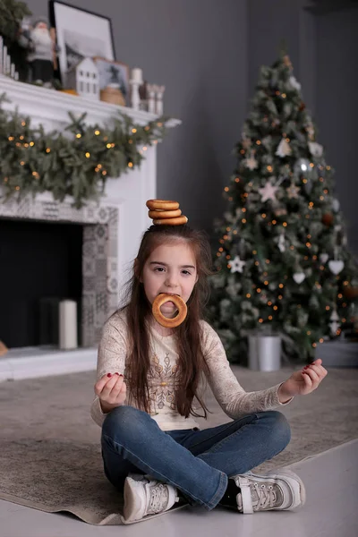 Chica Feliz Con Pelo Largo Suelto Rubio Árbol Año Nuevo — Foto de Stock