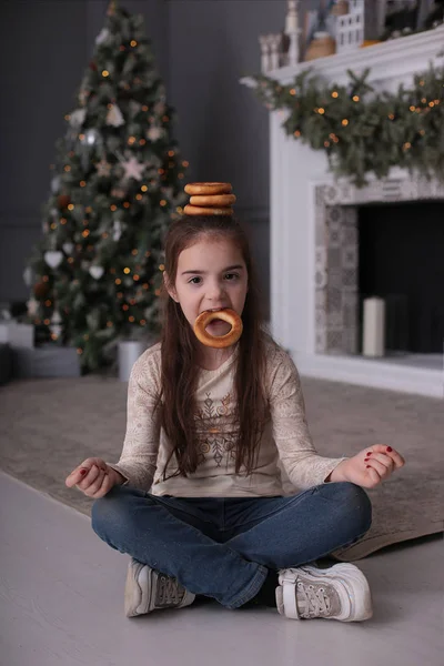 Chica Feliz Con Pelo Largo Suelto Rubio Árbol Año Nuevo — Foto de Stock