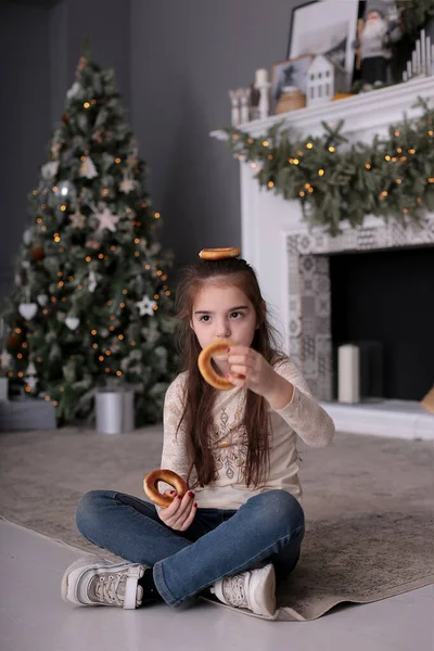 Chica Feliz Con Pelo Largo Suelto Rubio Árbol Año Nuevo — Foto de Stock