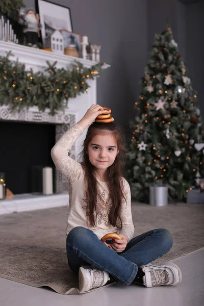 Chica Feliz Con Pelo Largo Suelto Rubio Árbol Año Nuevo — Foto de Stock