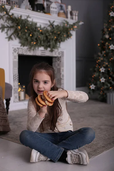 Chica Feliz Con Pelo Largo Suelto Rubio Árbol Año Nuevo — Foto de Stock