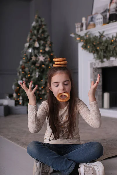 Chica Feliz Con Pelo Largo Suelto Rubio Árbol Año Nuevo — Foto de Stock