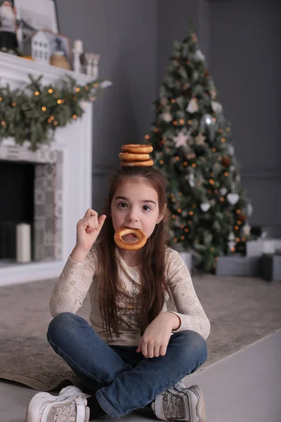 Chica Feliz Con Pelo Largo Suelto Rubio Árbol Año Nuevo — Foto de Stock