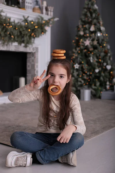 Chica Feliz Con Pelo Largo Suelto Rubio Árbol Año Nuevo — Foto de Stock