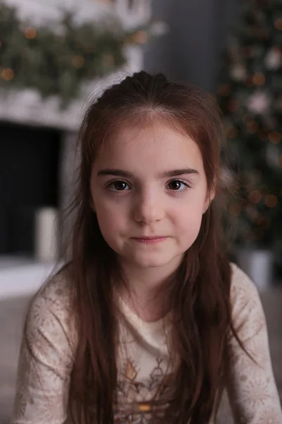 Щаслива Дівчина Довгим Світлим Вільним Волоссям Новорічній Ялинці Подарунками Хорошому — стокове фото