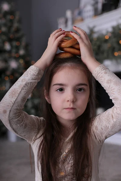 Щаслива Дівчина Довгим Світлим Вільним Волоссям Новорічній Ялинці Подарунками Хорошому — стокове фото