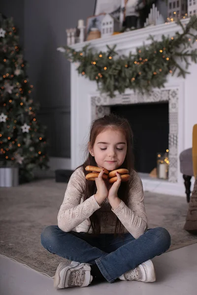 Chica Feliz Con Pelo Largo Suelto Rubio Árbol Año Nuevo — Foto de Stock