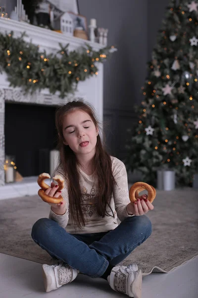 Chica Feliz Con Pelo Largo Suelto Rubio Árbol Año Nuevo — Foto de Stock