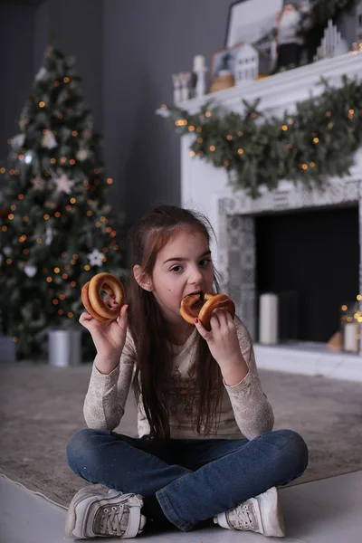 Hermosa Chica Con Pelo Largo Oscuro Está Jugando Con Galletas — Foto de Stock