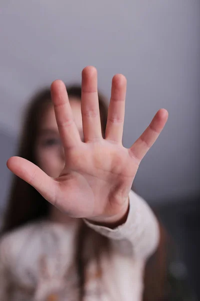 Schönes Mädchen Mit Langen Dunklen Haaren Albert Mit Keksen Auf — Stockfoto