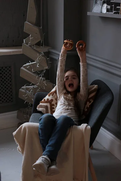 Chica Con Pelo Largo Oscuro Está Jugando Con Galletas Las — Foto de Stock